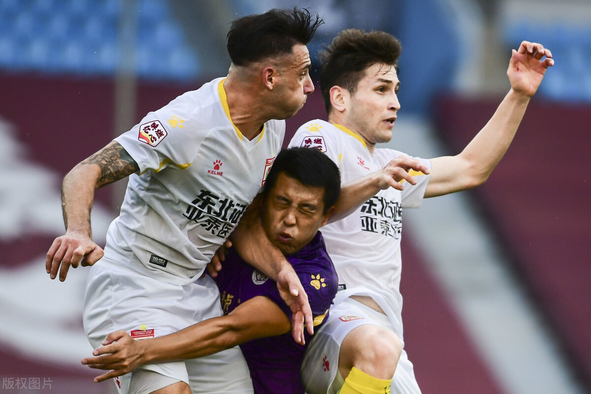 包含托特纳姆训练开放日，赛前远射贴柱引欢呼，欧联在即，医务组通报恢复的词条